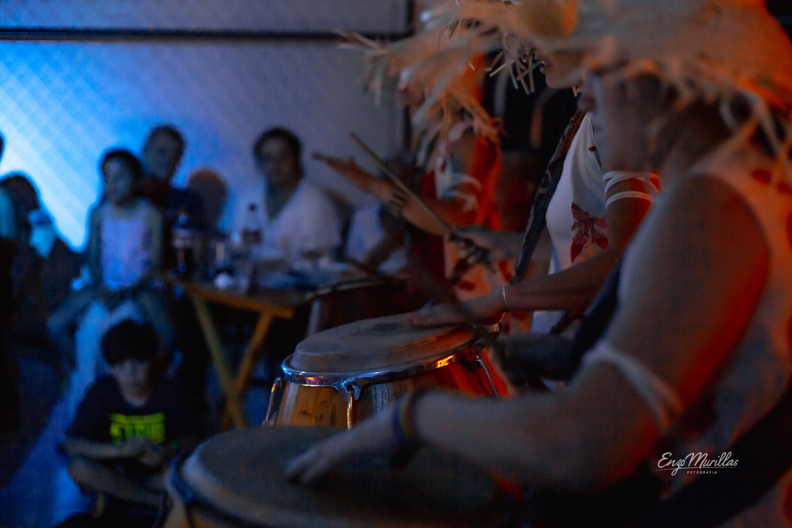 Público y percusionistas durante un show en vivo en Nido Centro de Artes