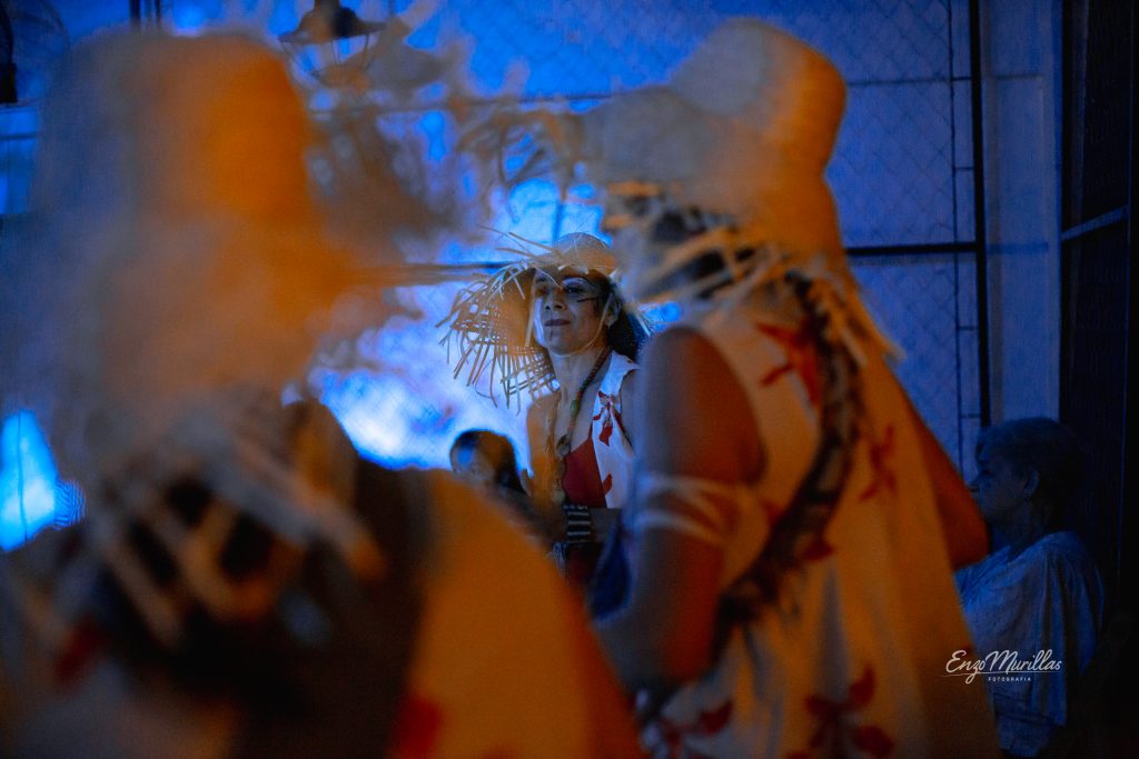 Músicos con vestuario de paja en una presentación de candombe en Nido