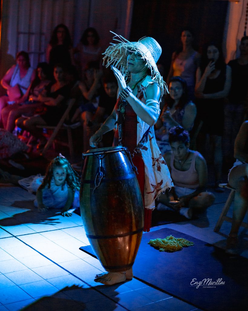 Percusionista con tambor de candombe en una función en Nido Centro de Artes
