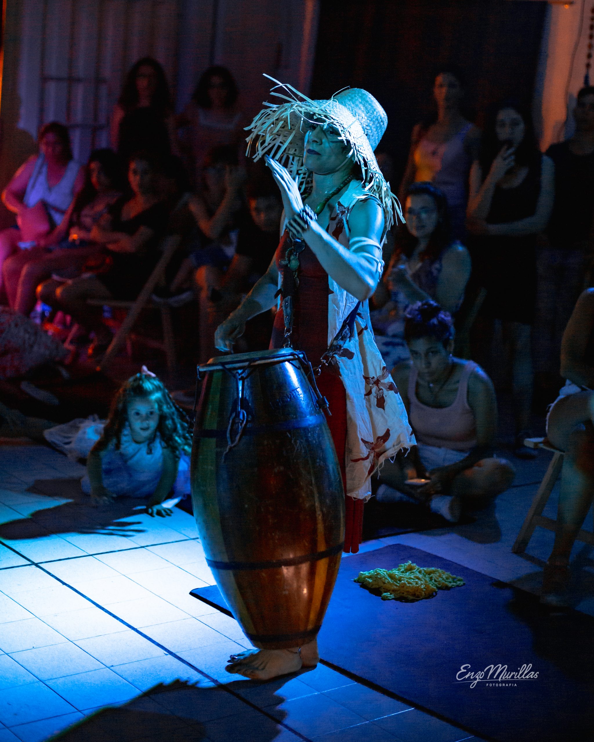 Percusionista con tambor de candombe en una función en Nido Centro de Artes