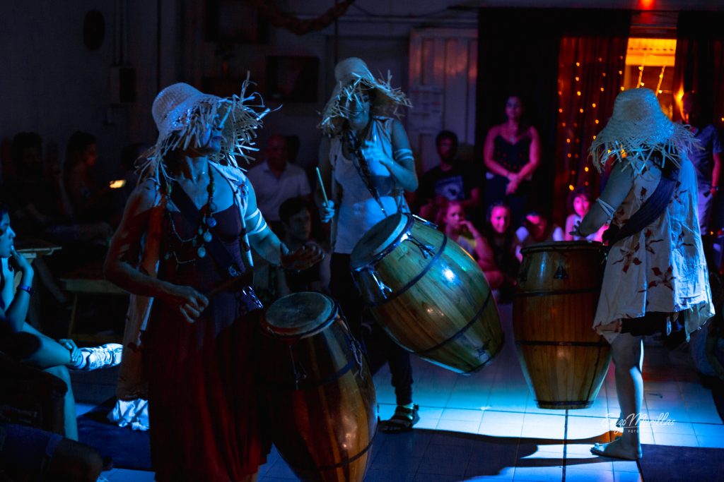 Comparsa de candombe con tambores y vestuario de paja en Nido Centro de Artes