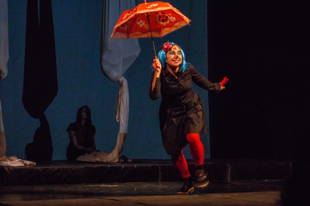 Personaje con paraguas rojo en la apertura — Muestra de fin de año 2018 de Nido Centro de Artes
