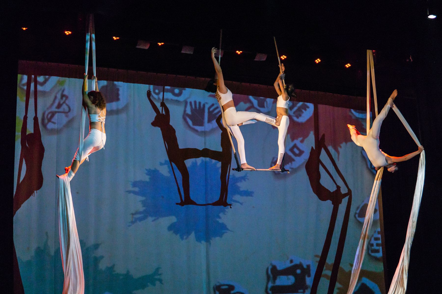 Telas con escenografía proyectada — Muestra de fin de año 2018 de Nido Centro de Artes, Casa de las Culturas, Resistencia