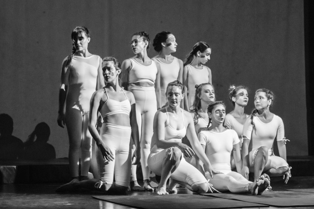El elenco con vestuario blanco — Muestra de fin de año 2018 de Nido Centro de Artes
