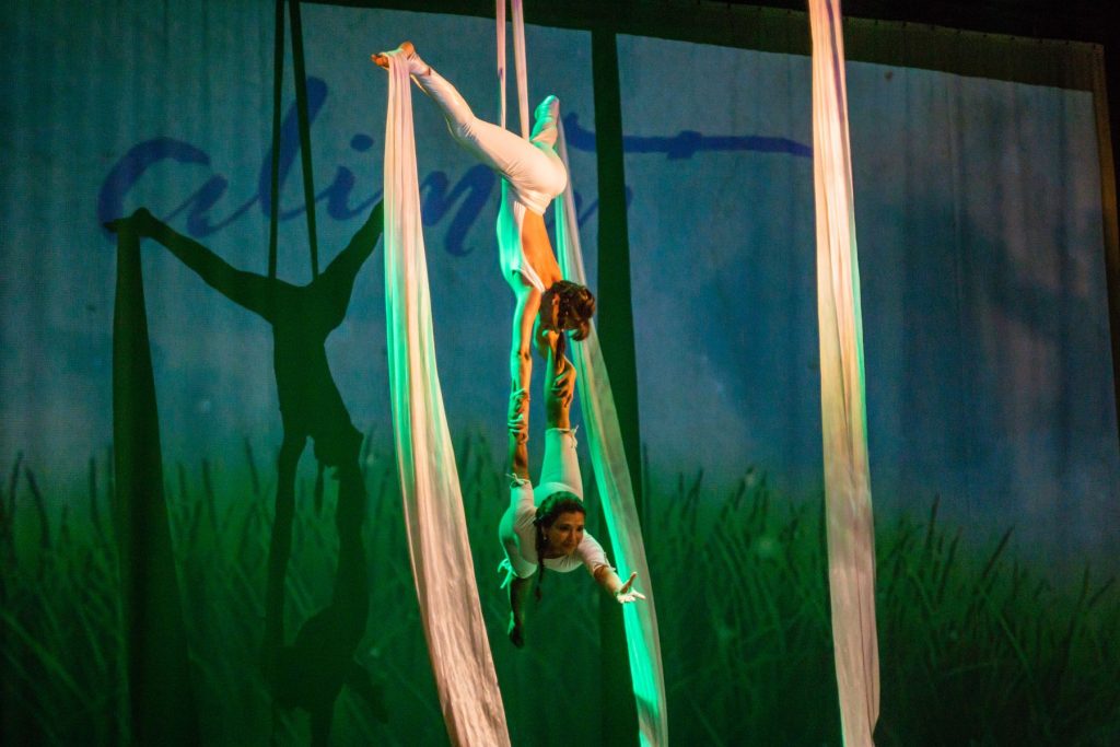 Telas sobre fondo verde — Muestra de fin de año 2018 de Nido Centro de Artes