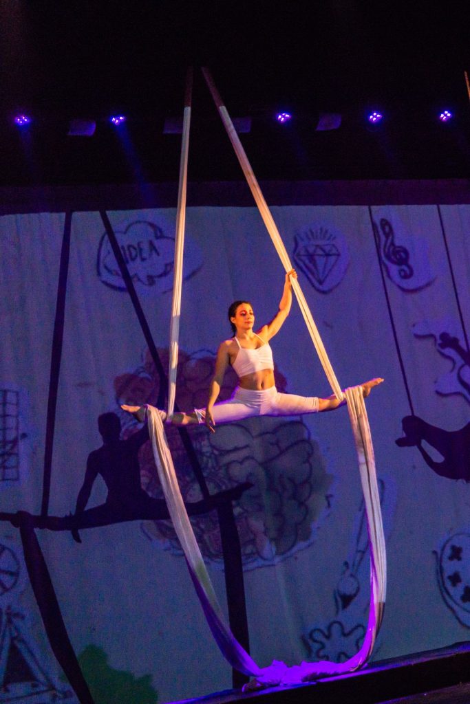 Tela, apertura de piernas — Muestra de fin de año 2018 de Nido Centro de Artes
